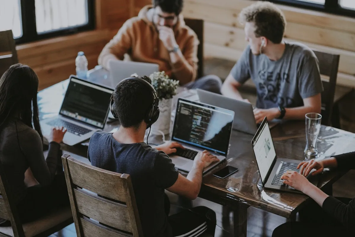 Equipo de trabajo colaborando en una oficina moderna